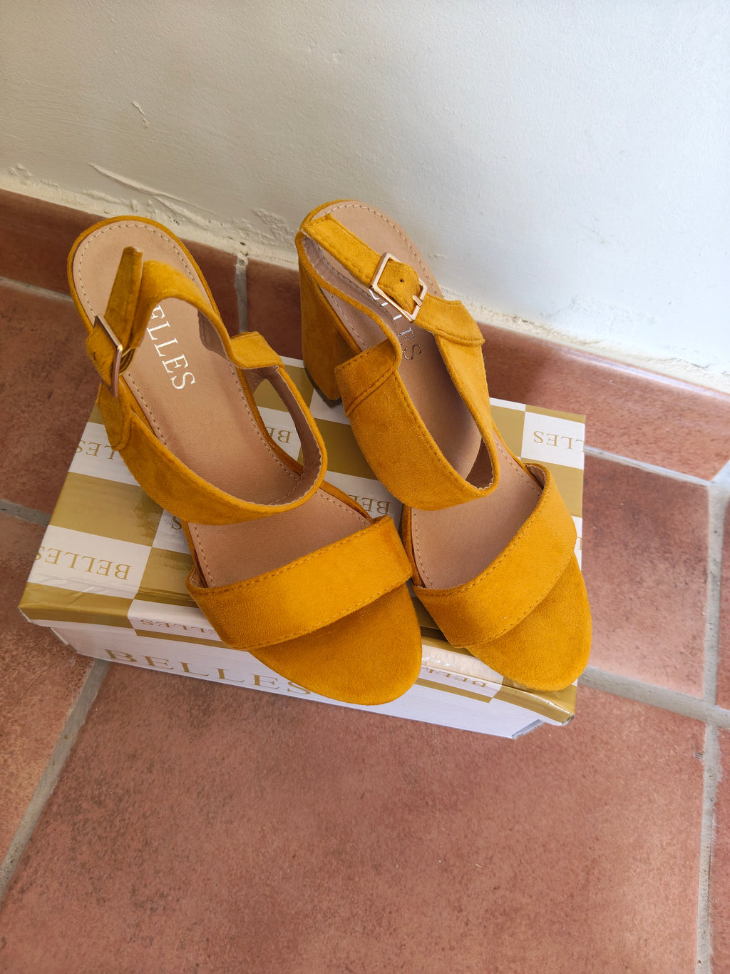 SANDALIAS MOSTAZA
